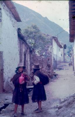 [Camponesas peruanas em rua de vila]
